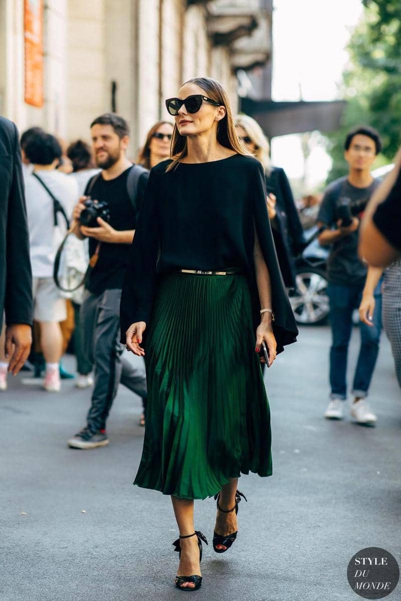 1. Perpaduan antara kemeja, sweater dan coat hijau emerald bisa menjadi look pertama yang kamu coba. Gunakan bersama ankle boots atau sneakers, sesuaikan saja dengan personal style-mu., 2. Tampil edgy sekaligus seksi, bisa banget! Caranya cukup padu-padankan cropped top dengan knee high boots, blazer dan mini skirt warna hijau emerald., 3. Perpaduan bahan satin dan kulit memang andalan untuk penampilan yang lebih standout. Mulai dengan memasangkan atasan hijau emerald dengan leather pencil skirt untuk sehari-hari. Coba deh!, 4. Gaya basic pakai black blouse langsung berubah jadi tampak semakin standout dengan pleated skirt hijau emerald dan perhiasan emas sebagai aksesori., 5. Tampil lebih catchy dengan color-block, pasangkan saja rok hijau emerald dengan pink blouse, clucth dan mules biru.