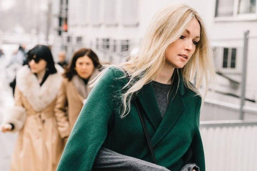 1. Perpaduan antara kemeja, sweater dan coat hijau emerald bisa menjadi look pertama yang kamu coba. Gunakan bersama ankle boots atau sneakers, sesuaikan saja dengan personal style-mu., 2. Tampil edgy sekaligus seksi, bisa banget! Caranya cukup padu-padankan cropped top dengan knee high boots, blazer dan mini skirt warna hijau emerald., 3. Perpaduan bahan satin dan kulit memang andalan untuk penampilan yang lebih standout. Mulai dengan memasangkan atasan hijau emerald dengan leather pencil skirt untuk sehari-hari. Coba deh!, 4. Gaya basic pakai black blouse langsung berubah jadi tampak semakin standout dengan pleated skirt hijau emerald dan perhiasan emas sebagai aksesori., 5. Tampil lebih catchy dengan color-block, pasangkan saja rok hijau emerald dengan pink blouse, clucth dan mules biru.