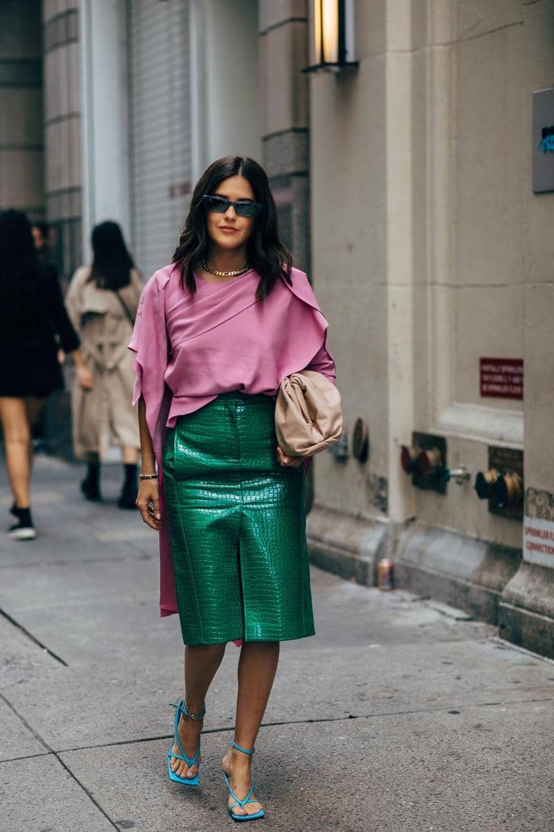 1. Perpaduan antara kemeja, sweater dan coat hijau emerald bisa menjadi look pertama yang kamu coba. Gunakan bersama ankle boots atau sneakers, sesuaikan saja dengan personal style-mu., 2. Tampil edgy sekaligus seksi, bisa banget! Caranya cukup padu-padankan cropped top dengan knee high boots, blazer dan mini skirt warna hijau emerald., 3. Perpaduan bahan satin dan kulit memang andalan untuk penampilan yang lebih standout. Mulai dengan memasangkan atasan hijau emerald dengan leather pencil skirt untuk sehari-hari. Coba deh!, 4. Gaya basic pakai black blouse langsung berubah jadi tampak semakin standout dengan pleated skirt hijau emerald dan perhiasan emas sebagai aksesori., 5. Tampil lebih catchy dengan color-block, pasangkan saja rok hijau emerald dengan pink blouse, clucth dan mules biru.