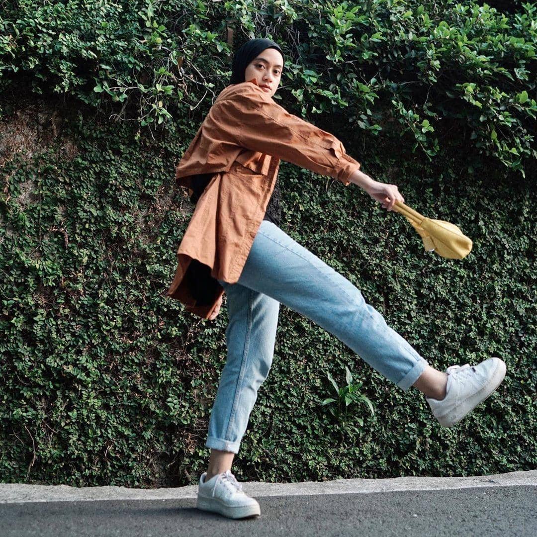 1. Ayudia C. punya karakter gaya yang kasual. Hijab berwarna hitam memberikan nuansa yang netral. Cocok dikenakan bersama kemeja berwarna orange, boyfriend jeans, sneakers andalan, dan juga tas kecil untuk membawa barang., 2. Alyssa Soebandono tampil kekinian dengan warna senada serba lilac, mulai dari hijab hingga celana. Dilapisi outer berwarna hijau army, dilengkapi dengan sneakers dan juga topi, bikin gaya kamu jadi semakin asik!, 3. Nycta Gina mengenakan ootd dengan sentuhan warna soft dari hijab abu, atasan warna putih, disempurnakan dengan overall berwarna navy yang standout banget. Jangan lupa berikan aksen yang menawan dengan memakai sneakers berwarna vibrant untuk menjadi fashion statement ya, AlongWalker., 4. Zaskia Mecca tampak simple tapi fun! Mengenakan hijab hitam sebagai essentials, kemudian memakai atasan lengan panjang warna kontras yang di-layer dengan graphic t-shirt lengan pendek, dipasangkan dengan celana katun berwarna hitam. Untuk photo-shoot yang quirky, kamu bisa juga memakai helm unik dan jenaka seperti yang sedang dikenakan Zaskia ini, lho., 5. Sivia Azizah dikenal dengan ootd boyish look. Biasa mengenakan hijab hitam yang netral, ketemu oversized blazer yang on trend banget. Nggak lupa disempurnakan dengan mengenakan celana hitam yang basic untuk bikin tampilan semakin chic.