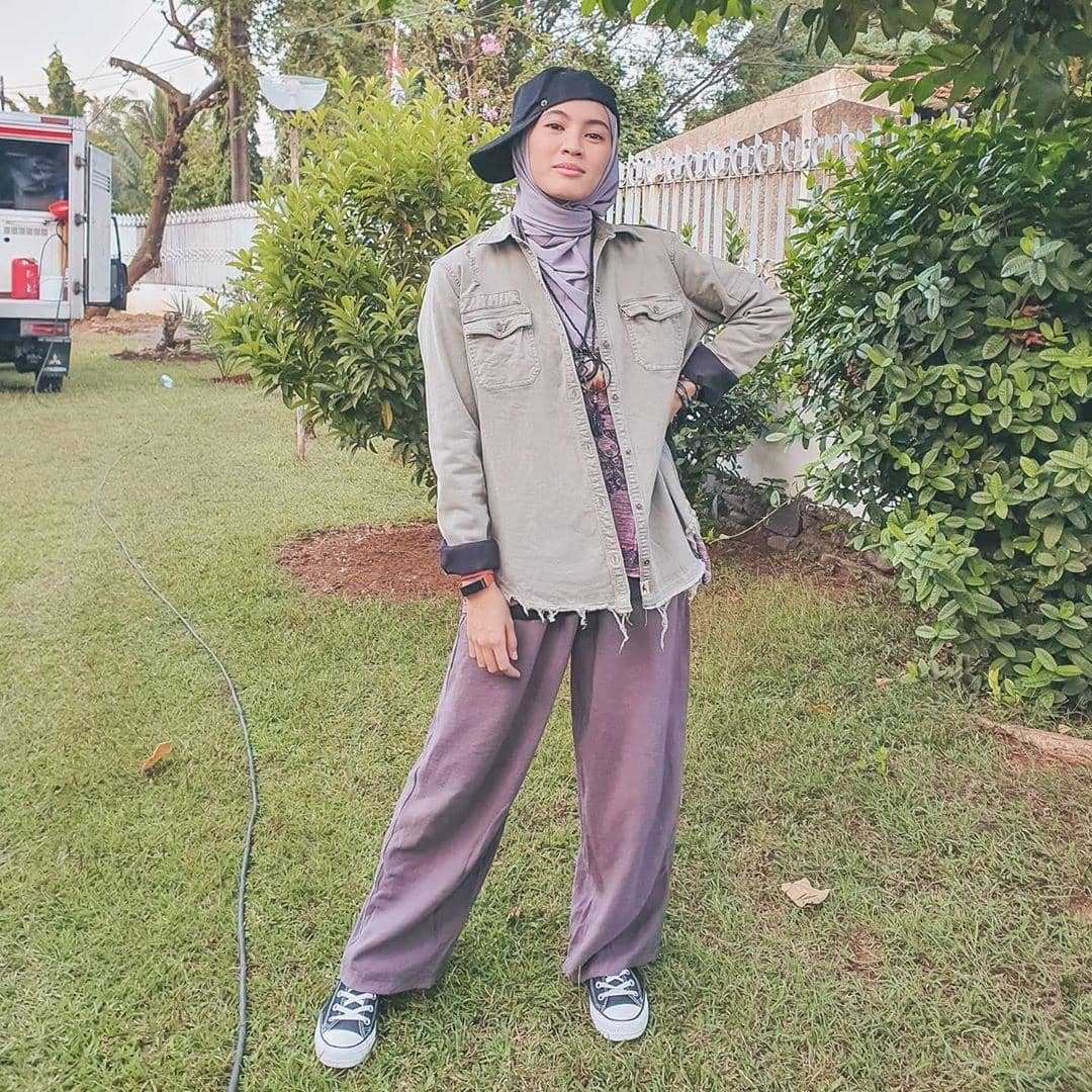 1. Ayudia C. punya karakter gaya yang kasual. Hijab berwarna hitam memberikan nuansa yang netral. Cocok dikenakan bersama kemeja berwarna orange, boyfriend jeans, sneakers andalan, dan juga tas kecil untuk membawa barang., 2. Alyssa Soebandono tampil kekinian dengan warna senada serba lilac, mulai dari hijab hingga celana. Dilapisi outer berwarna hijau army, dilengkapi dengan sneakers dan juga topi, bikin gaya kamu jadi semakin asik!, 3. Nycta Gina mengenakan ootd dengan sentuhan warna soft dari hijab abu, atasan warna putih, disempurnakan dengan overall berwarna navy yang standout banget. Jangan lupa berikan aksen yang menawan dengan memakai sneakers berwarna vibrant untuk menjadi fashion statement ya, AlongWalker., 4. Zaskia Mecca tampak simple tapi fun! Mengenakan hijab hitam sebagai essentials, kemudian memakai atasan lengan panjang warna kontras yang di-layer dengan graphic t-shirt lengan pendek, dipasangkan dengan celana katun berwarna hitam. Untuk photo-shoot yang quirky, kamu bisa juga memakai helm unik dan jenaka seperti yang sedang dikenakan Zaskia ini, lho., 5. Sivia Azizah dikenal dengan ootd boyish look. Biasa mengenakan hijab hitam yang netral, ketemu oversized blazer yang on trend banget. Nggak lupa disempurnakan dengan mengenakan celana hitam yang basic untuk bikin tampilan semakin chic.