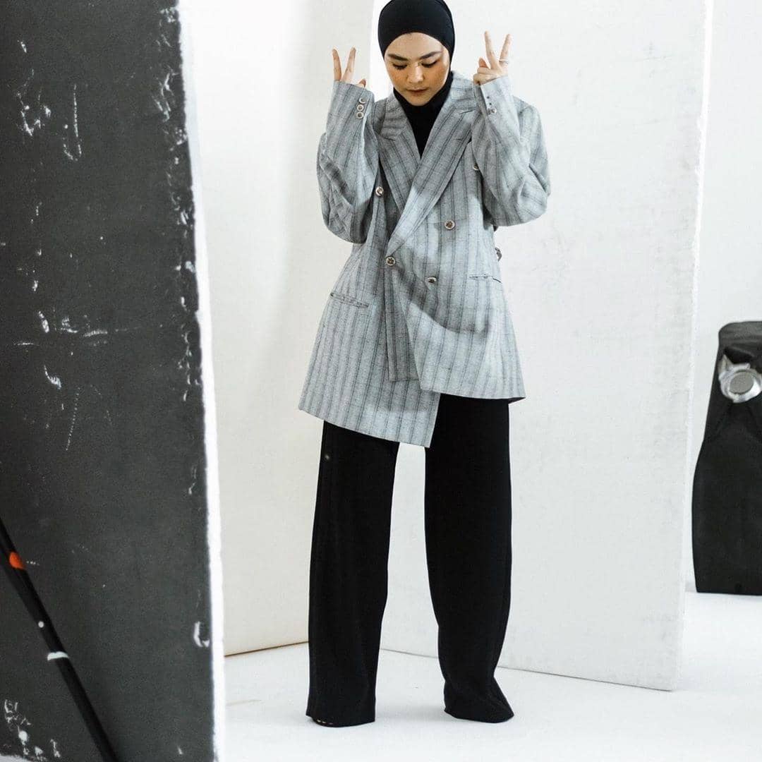 1. Ayudia C. punya karakter gaya yang kasual. Hijab berwarna hitam memberikan nuansa yang netral. Cocok dikenakan bersama kemeja berwarna orange, boyfriend jeans, sneakers andalan, dan juga tas kecil untuk membawa barang., 2. Alyssa Soebandono tampil kekinian dengan warna senada serba lilac, mulai dari hijab hingga celana. Dilapisi outer berwarna hijau army, dilengkapi dengan sneakers dan juga topi, bikin gaya kamu jadi semakin asik!, 3. Nycta Gina mengenakan ootd dengan sentuhan warna soft dari hijab abu, atasan warna putih, disempurnakan dengan overall berwarna navy yang standout banget. Jangan lupa berikan aksen yang menawan dengan memakai sneakers berwarna vibrant untuk menjadi fashion statement ya, AlongWalker., 4. Zaskia Mecca tampak simple tapi fun! Mengenakan hijab hitam sebagai essentials, kemudian memakai atasan lengan panjang warna kontras yang di-layer dengan graphic t-shirt lengan pendek, dipasangkan dengan celana katun berwarna hitam. Untuk photo-shoot yang quirky, kamu bisa juga memakai helm unik dan jenaka seperti yang sedang dikenakan Zaskia ini, lho., 5. Sivia Azizah dikenal dengan ootd boyish look. Biasa mengenakan hijab hitam yang netral, ketemu oversized blazer yang on trend banget. Nggak lupa disempurnakan dengan mengenakan celana hitam yang basic untuk bikin tampilan semakin chic.