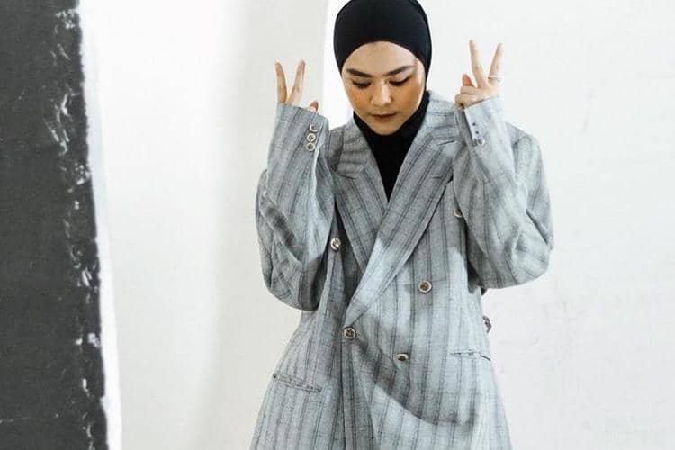 1. Ayudia C. punya karakter gaya yang kasual. Hijab berwarna hitam memberikan nuansa yang netral. Cocok dikenakan bersama kemeja berwarna orange, boyfriend jeans, sneakers andalan, dan juga tas kecil untuk membawa barang., 2. Alyssa Soebandono tampil kekinian dengan warna senada serba lilac, mulai dari hijab hingga celana. Dilapisi outer berwarna hijau army, dilengkapi dengan sneakers dan juga topi, bikin gaya kamu jadi semakin asik!, 3. Nycta Gina mengenakan ootd dengan sentuhan warna soft dari hijab abu, atasan warna putih, disempurnakan dengan overall berwarna navy yang standout banget. Jangan lupa berikan aksen yang menawan dengan memakai sneakers berwarna vibrant untuk menjadi fashion statement ya, AlongWalker., 4. Zaskia Mecca tampak simple tapi fun! Mengenakan hijab hitam sebagai essentials, kemudian memakai atasan lengan panjang warna kontras yang di-layer dengan graphic t-shirt lengan pendek, dipasangkan dengan celana katun berwarna hitam. Untuk photo-shoot yang quirky, kamu bisa juga memakai helm unik dan jenaka seperti yang sedang dikenakan Zaskia ini, lho., 5. Sivia Azizah dikenal dengan ootd boyish look. Biasa mengenakan hijab hitam yang netral, ketemu oversized blazer yang on trend banget. Nggak lupa disempurnakan dengan mengenakan celana hitam yang basic untuk bikin tampilan semakin chic.