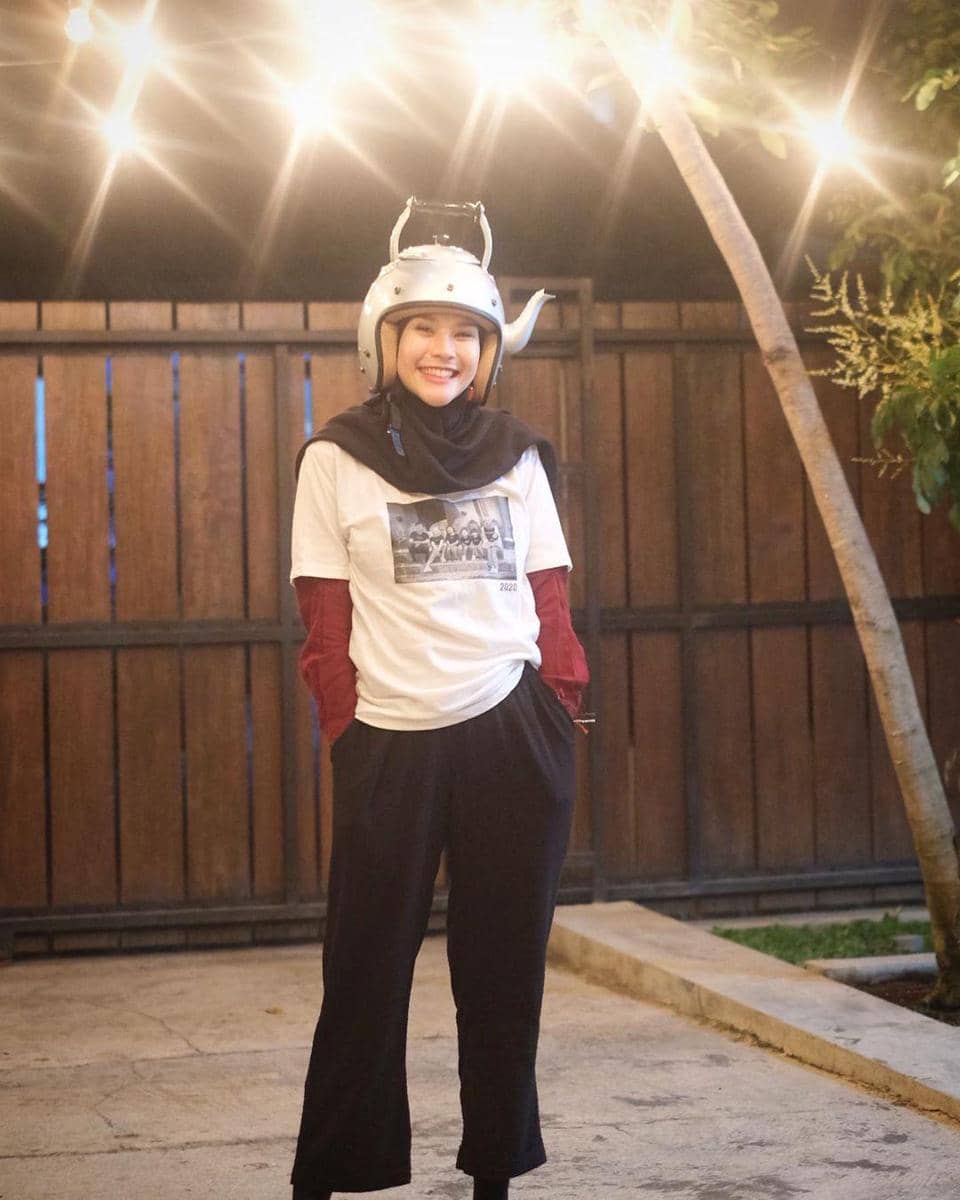 1. Ayudia C. punya karakter gaya yang kasual. Hijab berwarna hitam memberikan nuansa yang netral. Cocok dikenakan bersama kemeja berwarna orange, boyfriend jeans, sneakers andalan, dan juga tas kecil untuk membawa barang., 2. Alyssa Soebandono tampil kekinian dengan warna senada serba lilac, mulai dari hijab hingga celana. Dilapisi outer berwarna hijau army, dilengkapi dengan sneakers dan juga topi, bikin gaya kamu jadi semakin asik!, 3. Nycta Gina mengenakan ootd dengan sentuhan warna soft dari hijab abu, atasan warna putih, disempurnakan dengan overall berwarna navy yang standout banget. Jangan lupa berikan aksen yang menawan dengan memakai sneakers berwarna vibrant untuk menjadi fashion statement ya, AlongWalker., 4. Zaskia Mecca tampak simple tapi fun! Mengenakan hijab hitam sebagai essentials, kemudian memakai atasan lengan panjang warna kontras yang di-layer dengan graphic t-shirt lengan pendek, dipasangkan dengan celana katun berwarna hitam. Untuk photo-shoot yang quirky, kamu bisa juga memakai helm unik dan jenaka seperti yang sedang dikenakan Zaskia ini, lho., 5. Sivia Azizah dikenal dengan ootd boyish look. Biasa mengenakan hijab hitam yang netral, ketemu oversized blazer yang on trend banget. Nggak lupa disempurnakan dengan mengenakan celana hitam yang basic untuk bikin tampilan semakin chic.