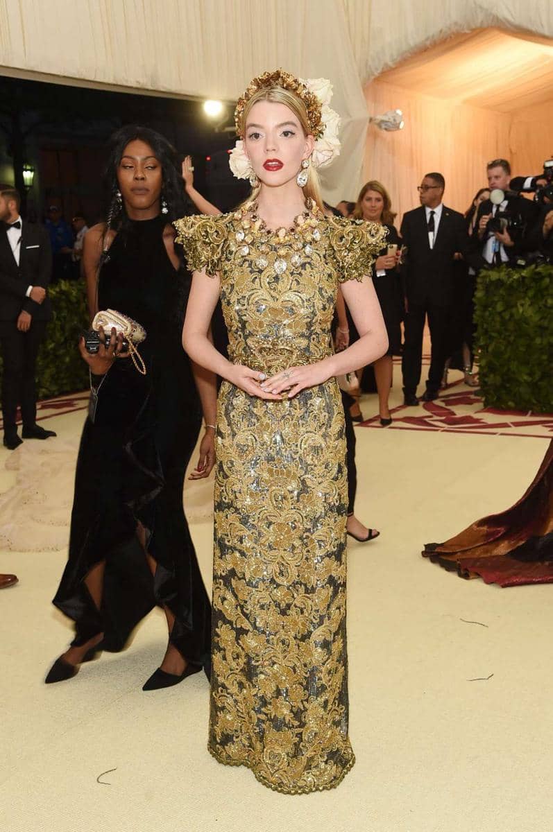 1. Salah satu gaya kasual Anya Taylor-Joy yang menggunakan plaid pants, tees, outerwear dan high platform shoes., 2. Anya Taylor-Joy memilih sneakers saat menggunakan dress yang manis. Keren!, 3. Anya Taylor-Joy tampil fashionable dengan purple fur coat, printed dress dan high heels., 4. Simpel namun tetap edgy dengan outfit berwarna senada., 5. Gaya glamor Anya Taylor-Joy saat hadir di Met Gala memakai dress bernuansa gold yang matching dengan headpiece dan aksesori lainnya.