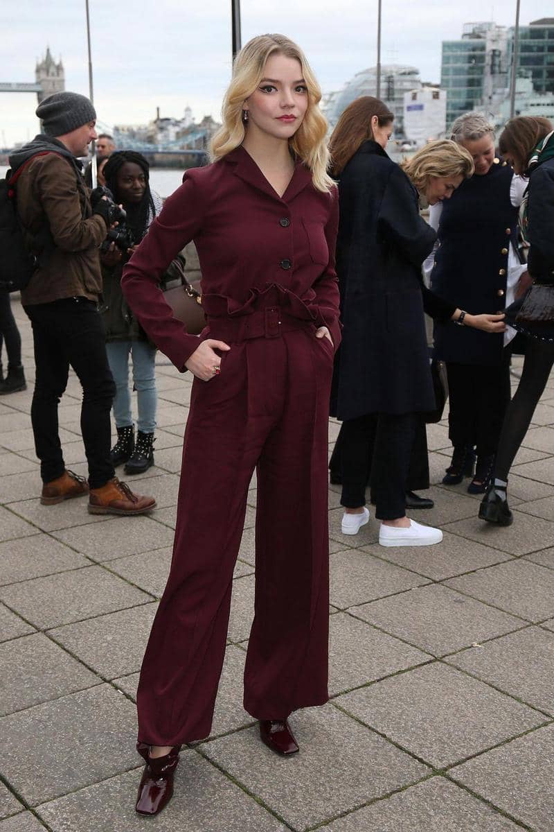 1. Salah satu gaya kasual Anya Taylor-Joy yang menggunakan plaid pants, tees, outerwear dan high platform shoes., 2. Anya Taylor-Joy memilih sneakers saat menggunakan dress yang manis. Keren!, 3. Anya Taylor-Joy tampil fashionable dengan purple fur coat, printed dress dan high heels., 4. Simpel namun tetap edgy dengan outfit berwarna senada., 5. Gaya glamor Anya Taylor-Joy saat hadir di Met Gala memakai dress bernuansa gold yang matching dengan headpiece dan aksesori lainnya.