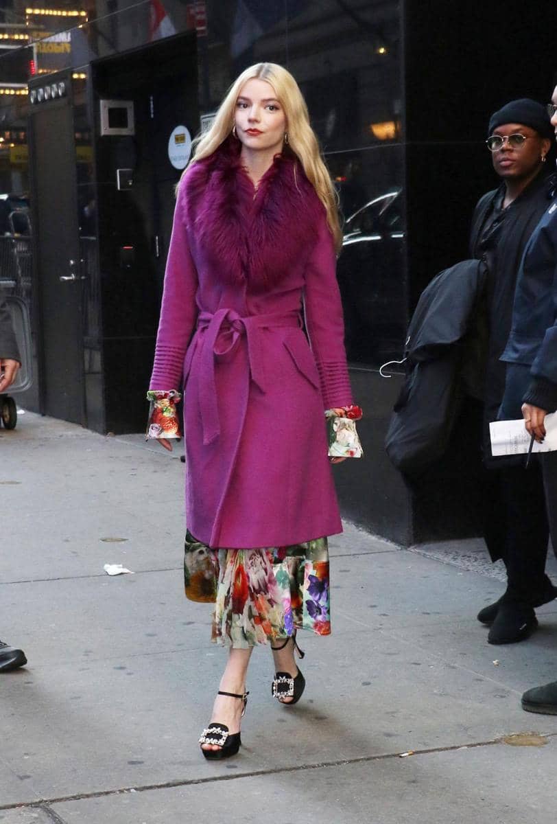 1. Salah satu gaya kasual Anya Taylor-Joy yang menggunakan plaid pants, tees, outerwear dan high platform shoes., 2. Anya Taylor-Joy memilih sneakers saat menggunakan dress yang manis. Keren!, 3. Anya Taylor-Joy tampil fashionable dengan purple fur coat, printed dress dan high heels., 4. Simpel namun tetap edgy dengan outfit berwarna senada., 5. Gaya glamor Anya Taylor-Joy saat hadir di Met Gala memakai dress bernuansa gold yang matching dengan headpiece dan aksesori lainnya.