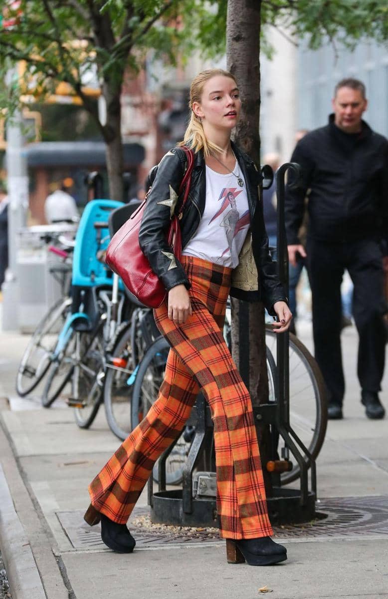 1. Salah satu gaya kasual Anya Taylor-Joy yang menggunakan plaid pants, tees, outerwear dan high platform shoes., 2. Anya Taylor-Joy memilih sneakers saat menggunakan dress yang manis. Keren!, 3. Anya Taylor-Joy tampil fashionable dengan purple fur coat, printed dress dan high heels., 4. Simpel namun tetap edgy dengan outfit berwarna senada., 5. Gaya glamor Anya Taylor-Joy saat hadir di Met Gala memakai dress bernuansa gold yang matching dengan headpiece dan aksesori lainnya.