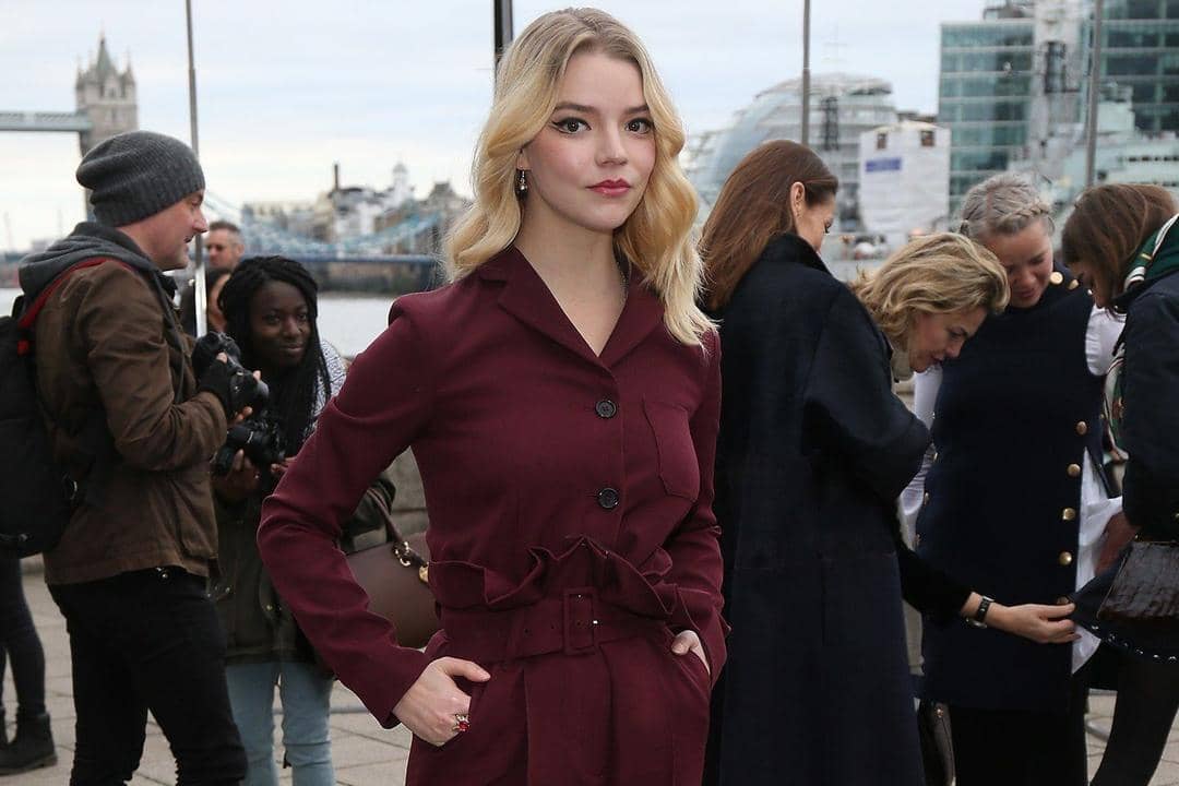 1. Salah satu gaya kasual Anya Taylor-Joy yang menggunakan plaid pants, tees, outerwear dan high platform shoes., 2. Anya Taylor-Joy memilih sneakers saat menggunakan dress yang manis. Keren!, 3. Anya Taylor-Joy tampil fashionable dengan purple fur coat, printed dress dan high heels., 4. Simpel namun tetap edgy dengan outfit berwarna senada., 5. Gaya glamor Anya Taylor-Joy saat hadir di Met Gala memakai dress bernuansa gold yang matching dengan headpiece dan aksesori lainnya.