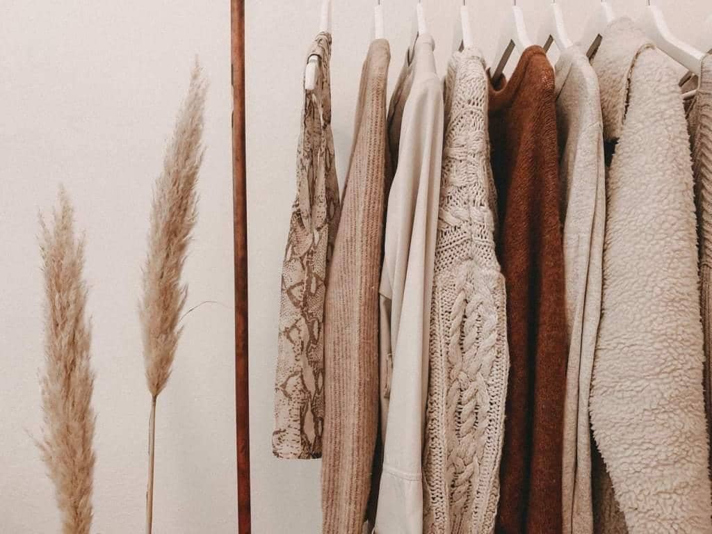1. Memilih materi pakaian yang ramah lingkungan jadi salah satu cara menerapkan sustainable fashion. Pakaian menggunakan bahan berserat alami seperti tencel, katun dan linen yang ditanam tanpa pestisida kimia dinilai lebih aman., 2. Mulai menerapkan zero waste pattern dalam berpakaian. Artinya kamu bisa memakai sisa pola pakaian untuk dibuat pakaian baru sehingga tidak menyisakan limbah bahan pakaian., 3. Mengurangi limbah air, hindari mencuci baju dalam jumlah kecil. Cara alternatifnya, kamu bisa mencuci baju kotor selama seminggu secara bersamaan di akhir pekan., 4. Saat belanja pakaian baru sebaiknya pilih pakaian dengan kualitas bagus sehingga memiliki masa pakai yang lama. AlongWalkernja pakaian dengan bijak juga ikut menjaga lingkungan lho. Ingat, baju kamu juga bisa diturunkan ke anak-cucu nantinya., 5. Mulai terapkan reuse recycle repair dan upcycle dalam kehidupan sehari-hari. Pakaian yang rusak, kamu bisa perbaiki atau jahit ulang. Sudah merasa bosan, menjual baju preloved dinilai lebih baik daripada dibuang.