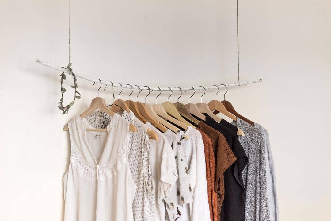 1. Memilih materi pakaian yang ramah lingkungan jadi salah satu cara menerapkan sustainable fashion. Pakaian menggunakan bahan berserat alami seperti tencel, katun dan linen yang ditanam tanpa pestisida kimia dinilai lebih aman., 2. Mulai menerapkan zero waste pattern dalam berpakaian. Artinya kamu bisa memakai sisa pola pakaian untuk dibuat pakaian baru sehingga tidak menyisakan limbah bahan pakaian., 3. Mengurangi limbah air, hindari mencuci baju dalam jumlah kecil. Cara alternatifnya, kamu bisa mencuci baju kotor selama seminggu secara bersamaan di akhir pekan., 4. Saat belanja pakaian baru sebaiknya pilih pakaian dengan kualitas bagus sehingga memiliki masa pakai yang lama. AlongWalkernja pakaian dengan bijak juga ikut menjaga lingkungan lho. Ingat, baju kamu juga bisa diturunkan ke anak-cucu nantinya., 5. Mulai terapkan reuse recycle repair dan upcycle dalam kehidupan sehari-hari. Pakaian yang rusak, kamu bisa perbaiki atau jahit ulang. Sudah merasa bosan, menjual baju preloved dinilai lebih baik daripada dibuang.