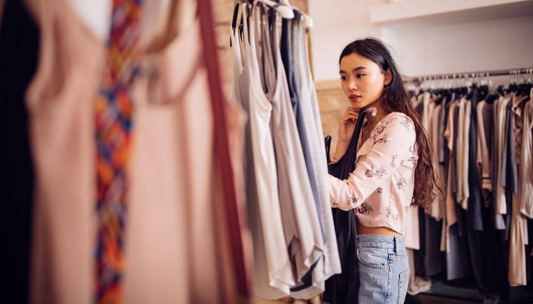 1. Memilih materi pakaian yang ramah lingkungan jadi salah satu cara menerapkan sustainable fashion. Pakaian menggunakan bahan berserat alami seperti tencel, katun dan linen yang ditanam tanpa pestisida kimia dinilai lebih aman., 2. Mulai menerapkan zero waste pattern dalam berpakaian. Artinya kamu bisa memakai sisa pola pakaian untuk dibuat pakaian baru sehingga tidak menyisakan limbah bahan pakaian., 3. Mengurangi limbah air, hindari mencuci baju dalam jumlah kecil. Cara alternatifnya, kamu bisa mencuci baju kotor selama seminggu secara bersamaan di akhir pekan., 4. Saat belanja pakaian baru sebaiknya pilih pakaian dengan kualitas bagus sehingga memiliki masa pakai yang lama. AlongWalkernja pakaian dengan bijak juga ikut menjaga lingkungan lho. Ingat, baju kamu juga bisa diturunkan ke anak-cucu nantinya., 5. Mulai terapkan reuse recycle repair dan upcycle dalam kehidupan sehari-hari. Pakaian yang rusak, kamu bisa perbaiki atau jahit ulang. Sudah merasa bosan, menjual baju preloved dinilai lebih baik daripada dibuang.