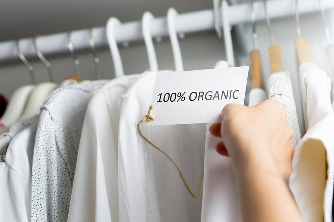 1. Memilih materi pakaian yang ramah lingkungan jadi salah satu cara menerapkan sustainable fashion. Pakaian menggunakan bahan berserat alami seperti tencel, katun dan linen yang ditanam tanpa pestisida kimia dinilai lebih aman., 2. Mulai menerapkan zero waste pattern dalam berpakaian. Artinya kamu bisa memakai sisa pola pakaian untuk dibuat pakaian baru sehingga tidak menyisakan limbah bahan pakaian., 3. Mengurangi limbah air, hindari mencuci baju dalam jumlah kecil. Cara alternatifnya, kamu bisa mencuci baju kotor selama seminggu secara bersamaan di akhir pekan., 4. Saat belanja pakaian baru sebaiknya pilih pakaian dengan kualitas bagus sehingga memiliki masa pakai yang lama. AlongWalkernja pakaian dengan bijak juga ikut menjaga lingkungan lho. Ingat, baju kamu juga bisa diturunkan ke anak-cucu nantinya., 5. Mulai terapkan reuse recycle repair dan upcycle dalam kehidupan sehari-hari. Pakaian yang rusak, kamu bisa perbaiki atau jahit ulang. Sudah merasa bosan, menjual baju preloved dinilai lebih baik daripada dibuang.