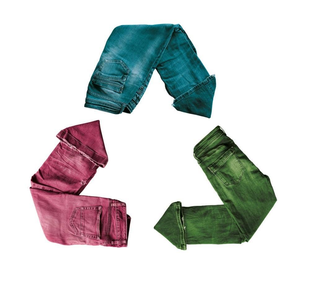 1. Memilih materi pakaian yang ramah lingkungan jadi salah satu cara menerapkan sustainable fashion. Pakaian menggunakan bahan berserat alami seperti tencel, katun dan linen yang ditanam tanpa pestisida kimia dinilai lebih aman., 2. Mulai menerapkan zero waste pattern dalam berpakaian. Artinya kamu bisa memakai sisa pola pakaian untuk dibuat pakaian baru sehingga tidak menyisakan limbah bahan pakaian., 3. Mengurangi limbah air, hindari mencuci baju dalam jumlah kecil. Cara alternatifnya, kamu bisa mencuci baju kotor selama seminggu secara bersamaan di akhir pekan., 4. Saat belanja pakaian baru sebaiknya pilih pakaian dengan kualitas bagus sehingga memiliki masa pakai yang lama. AlongWalkernja pakaian dengan bijak juga ikut menjaga lingkungan lho. Ingat, baju kamu juga bisa diturunkan ke anak-cucu nantinya., 5. Mulai terapkan reuse recycle repair dan upcycle dalam kehidupan sehari-hari. Pakaian yang rusak, kamu bisa perbaiki atau jahit ulang. Sudah merasa bosan, menjual baju preloved dinilai lebih baik daripada dibuang.