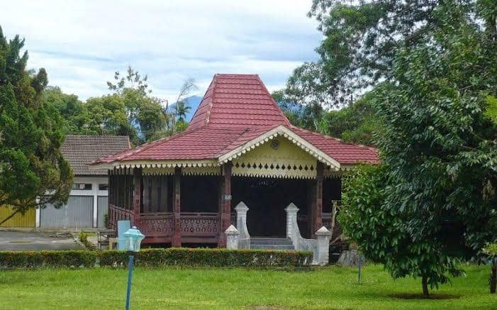 guratgarut.com, Bentuk rumah adat Bengkulu secara umum, Bagian tengah rumah adat Bengkulu, Ruang depan rumah adat Bengkulu, Ruang tengah rumah adat Bengkulu, Ruang penting lainnya di Bubungan Lima