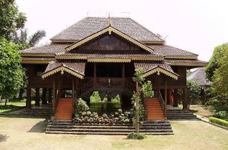 daerahkita.com, Bentuk rumah adat Bengkulu secara umum, Bagian tengah rumah adat Bengkulu, Ruang depan rumah adat Bengkulu, Ruang tengah rumah adat Bengkulu, Ruang penting lainnya di Bubungan Lima