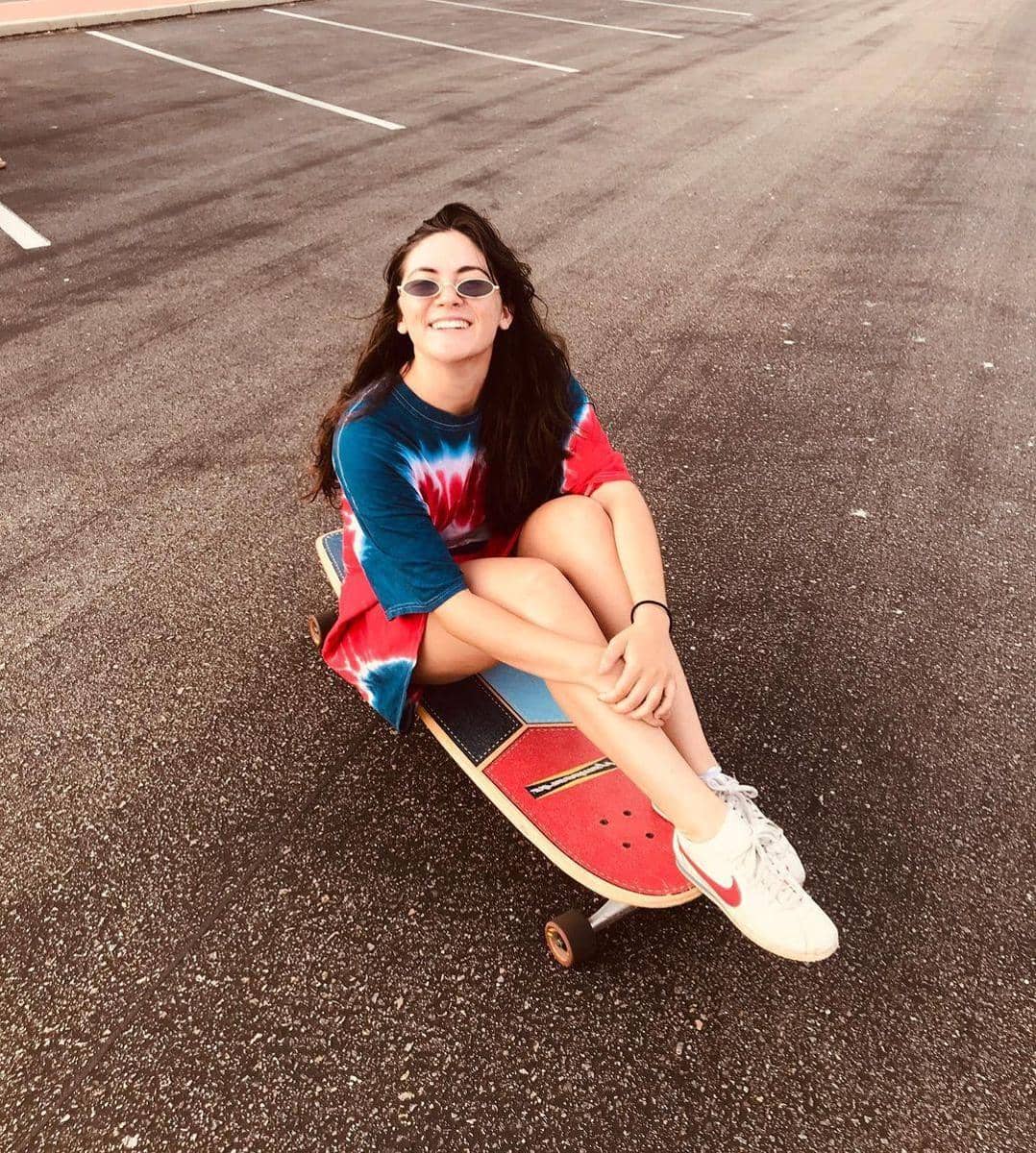 Instagram.com/isabellefur, 1. Gaya sehari-hari Isabelle Fuhrman, salah satunya cukup memasangkan stripped top dan legging., 2. Tie-dye oversized top, sunnies dan sneakers jadi OOTD pilihan Isabelle Fuhrman di musim panas., 3. Gaya Isabelle Fuhrman yang lebih elegan dengan olive jumpsuit., 4. Melihat akun Instagram pribadinya, Isabelle Fuhrman paling sering menghabiskan waktu untuk berolahraga., 5. Safari look a la Isabelle Fuhrman cukup memasangkan tank top dengan pants, boots dan topi.