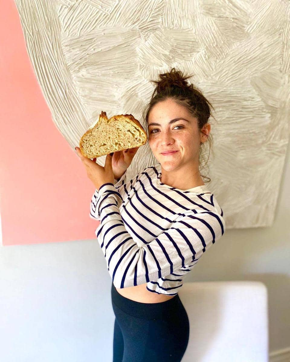 Instagram.com/isabellefur, 1. Gaya sehari-hari Isabelle Fuhrman, salah satunya cukup memasangkan stripped top dan legging., 2. Tie-dye oversized top, sunnies dan sneakers jadi OOTD pilihan Isabelle Fuhrman di musim panas., 3. Gaya Isabelle Fuhrman yang lebih elegan dengan olive jumpsuit., 4. Melihat akun Instagram pribadinya, Isabelle Fuhrman paling sering menghabiskan waktu untuk berolahraga., 5. Safari look a la Isabelle Fuhrman cukup memasangkan tank top dengan pants, boots dan topi.