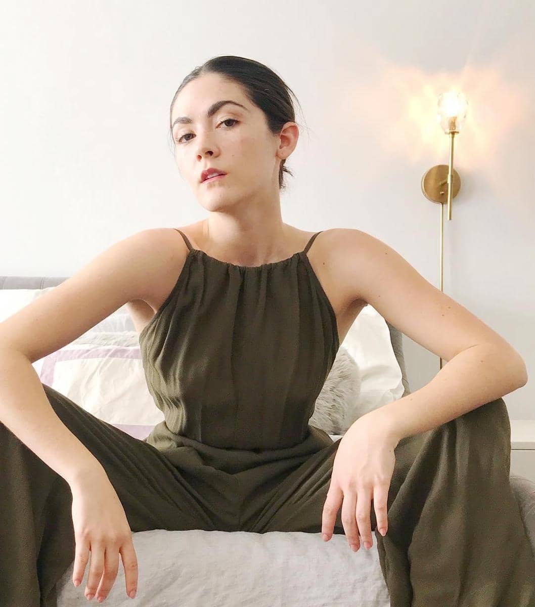Instagram.com/isabellefur, 1. Gaya sehari-hari Isabelle Fuhrman, salah satunya cukup memasangkan stripped top dan legging., 2. Tie-dye oversized top, sunnies dan sneakers jadi OOTD pilihan Isabelle Fuhrman di musim panas., 3. Gaya Isabelle Fuhrman yang lebih elegan dengan olive jumpsuit., 4. Melihat akun Instagram pribadinya, Isabelle Fuhrman paling sering menghabiskan waktu untuk berolahraga., 5. Safari look a la Isabelle Fuhrman cukup memasangkan tank top dengan pants, boots dan topi.
