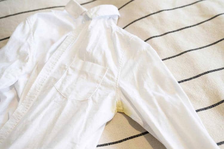 1. Gunakan lemon sebagai bahan andalan untuk meluruhkan noda yang menempel pada bajumu. Usapkan pada noda hingga memudar, baru kemudian cuci seperti biasa menggunakan detergen ya, AlongWalker., 2. Larutkan soda kue bersama air hingga teksturnya jadi seperti pasta. Oleskan pada noda di pakaian, sikat perlahan hingga warna kuning memudar. Jangan lupa dibilas dan dicuci seperti biasa, deh!, 3. Khusus untuk pakaian dengan warna dasar putih, siapkan air panas yang di dalamnya sudah dilarutkan 5 buat tablet aspirin. Lalu rendam pakaianmu selama 2 jam, lalu lanjutkan mencucinya hingga bersih., 4. Jika noda kuning pada pakaianmu disebabkan oleh minyak dari tubuh maupun dari makanan, kamu bisa coba untuk merendam pakaianmu di dalam ember yang sudah dicampurkan dengan 1/2 gelas cuka putih. Setelah itu, langsung dibilas ya!, 5. Cara lain yang wajib kamu coba pada noda menguning di pakaian berwarna putih adalah dengan menyikat area bernoda dengan sabun pencuci piring. Kamu bisa juga merendamnya selama 5 menit di larutan yang sama. Lalu, lanjut cuci seperti biasa, deh!