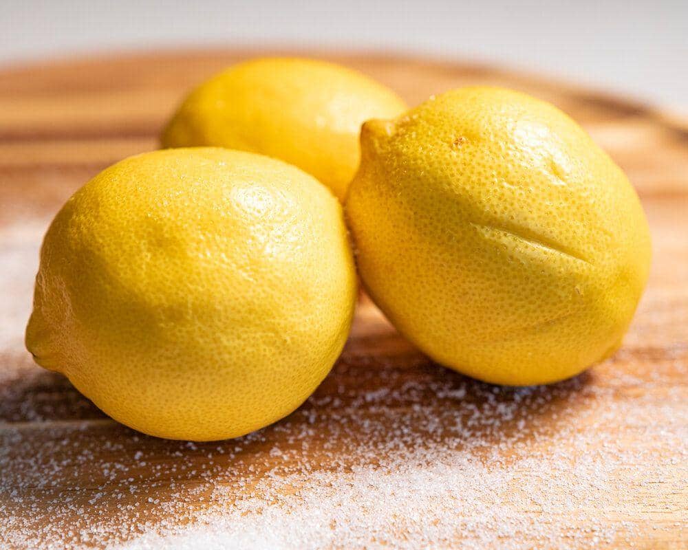 1. Gunakan lemon sebagai bahan andalan untuk meluruhkan noda yang menempel pada bajumu. Usapkan pada noda hingga memudar, baru kemudian cuci seperti biasa menggunakan detergen ya, AlongWalker., 2. Larutkan soda kue bersama air hingga teksturnya jadi seperti pasta. Oleskan pada noda di pakaian, sikat perlahan hingga warna kuning memudar. Jangan lupa dibilas dan dicuci seperti biasa, deh!, 3. Khusus untuk pakaian dengan warna dasar putih, siapkan air panas yang di dalamnya sudah dilarutkan 5 buat tablet aspirin. Lalu rendam pakaianmu selama 2 jam, lalu lanjutkan mencucinya hingga bersih., 4. Jika noda kuning pada pakaianmu disebabkan oleh minyak dari tubuh maupun dari makanan, kamu bisa coba untuk merendam pakaianmu di dalam ember yang sudah dicampurkan dengan 1/2 gelas cuka putih. Setelah itu, langsung dibilas ya!, 5. Cara lain yang wajib kamu coba pada noda menguning di pakaian berwarna putih adalah dengan menyikat area bernoda dengan sabun pencuci piring. Kamu bisa juga merendamnya selama 5 menit di larutan yang sama. Lalu, lanjut cuci seperti biasa, deh!
