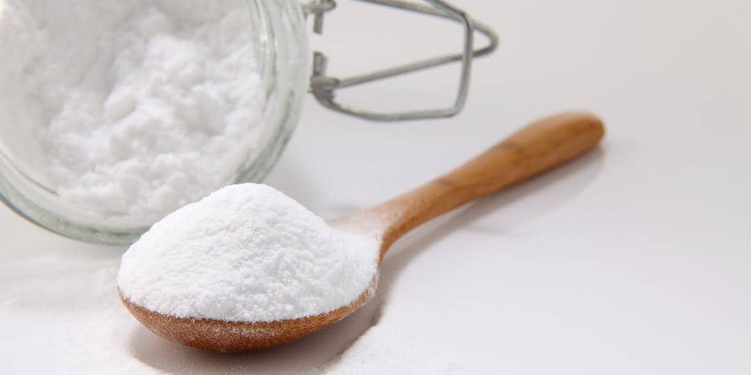 1. Menambahkan cuka saat proses mencuci akan membuat baju putih tampak semakin bersih. Cukup rendam baju dalam larutan cuka, lemon dan air lalu bilas hingga bersih., 2. Baking soda diyakini juga dapat membuat baju menguning jadi kembali putih lho. Nggak hanya bersih, baking soda juga mampu menjadi pewangi alami untuk pakaian., 3. Merendam baju dengan air dan perasan jeruk lemon bisa jadi cara lain membuat baju menguning kembali bersih., 4. Ingin pakai detergen, sebaiknya gunakan detergen alami yang memiliki kandungan tidak sekeras deterjen kimia., 5. Terdapat sinar ultraviolet yang mampu memecahkan ikatan kimia dalam noda membuat sinar matahari jadi pemutih alami yang terbaik. Cukup gantung pakaian di tali jemuran dan matahari akan mengerikan pakaianmu.