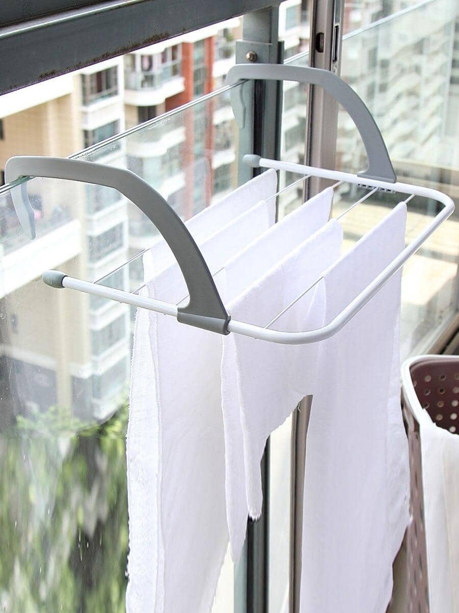 1. Menambahkan cuka saat proses mencuci akan membuat baju putih tampak semakin bersih. Cukup rendam baju dalam larutan cuka, lemon dan air lalu bilas hingga bersih., 2. Baking soda diyakini juga dapat membuat baju menguning jadi kembali putih lho. Nggak hanya bersih, baking soda juga mampu menjadi pewangi alami untuk pakaian., 3. Merendam baju dengan air dan perasan jeruk lemon bisa jadi cara lain membuat baju menguning kembali bersih., 4. Ingin pakai detergen, sebaiknya gunakan detergen alami yang memiliki kandungan tidak sekeras deterjen kimia., 5. Terdapat sinar ultraviolet yang mampu memecahkan ikatan kimia dalam noda membuat sinar matahari jadi pemutih alami yang terbaik. Cukup gantung pakaian di tali jemuran dan matahari akan mengerikan pakaianmu.