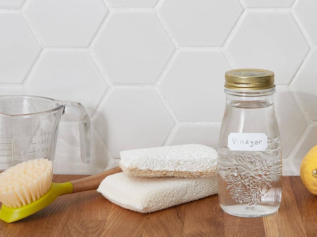 1. Menambahkan cuka saat proses mencuci akan membuat baju putih tampak semakin bersih. Cukup rendam baju dalam larutan cuka, lemon dan air lalu bilas hingga bersih., 2. Baking soda diyakini juga dapat membuat baju menguning jadi kembali putih lho. Nggak hanya bersih, baking soda juga mampu menjadi pewangi alami untuk pakaian., 3. Merendam baju dengan air dan perasan jeruk lemon bisa jadi cara lain membuat baju menguning kembali bersih., 4. Ingin pakai detergen, sebaiknya gunakan detergen alami yang memiliki kandungan tidak sekeras deterjen kimia., 5. Terdapat sinar ultraviolet yang mampu memecahkan ikatan kimia dalam noda membuat sinar matahari jadi pemutih alami yang terbaik. Cukup gantung pakaian di tali jemuran dan matahari akan mengerikan pakaianmu.