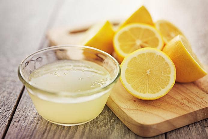 1. Menambahkan cuka saat proses mencuci akan membuat baju putih tampak semakin bersih. Cukup rendam baju dalam larutan cuka, lemon dan air lalu bilas hingga bersih., 2. Baking soda diyakini juga dapat membuat baju menguning jadi kembali putih lho. Nggak hanya bersih, baking soda juga mampu menjadi pewangi alami untuk pakaian., 3. Merendam baju dengan air dan perasan jeruk lemon bisa jadi cara lain membuat baju menguning kembali bersih., 4. Ingin pakai detergen, sebaiknya gunakan detergen alami yang memiliki kandungan tidak sekeras deterjen kimia., 5. Terdapat sinar ultraviolet yang mampu memecahkan ikatan kimia dalam noda membuat sinar matahari jadi pemutih alami yang terbaik. Cukup gantung pakaian di tali jemuran dan matahari akan mengerikan pakaianmu.