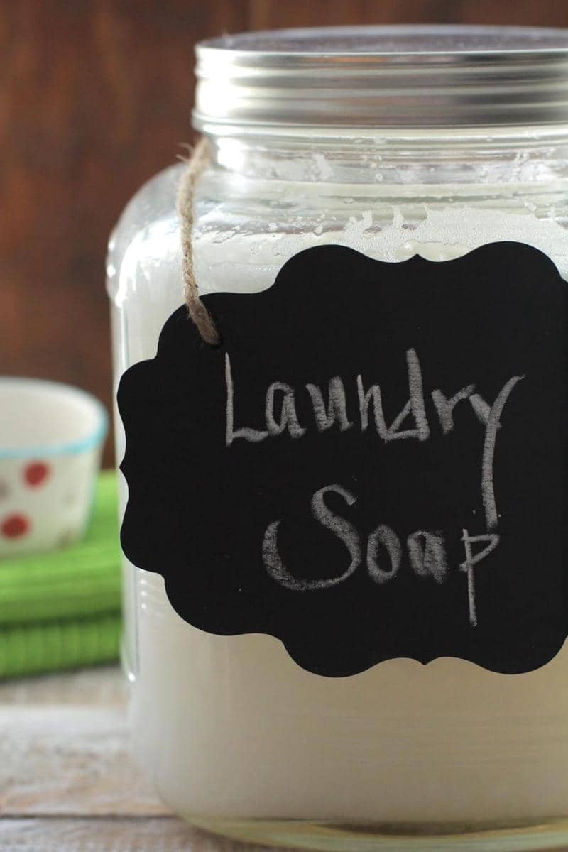 1. Menambahkan cuka saat proses mencuci akan membuat baju putih tampak semakin bersih. Cukup rendam baju dalam larutan cuka, lemon dan air lalu bilas hingga bersih., 2. Baking soda diyakini juga dapat membuat baju menguning jadi kembali putih lho. Nggak hanya bersih, baking soda juga mampu menjadi pewangi alami untuk pakaian., 3. Merendam baju dengan air dan perasan jeruk lemon bisa jadi cara lain membuat baju menguning kembali bersih., 4. Ingin pakai detergen, sebaiknya gunakan detergen alami yang memiliki kandungan tidak sekeras deterjen kimia., 5. Terdapat sinar ultraviolet yang mampu memecahkan ikatan kimia dalam noda membuat sinar matahari jadi pemutih alami yang terbaik. Cukup gantung pakaian di tali jemuran dan matahari akan mengerikan pakaianmu.