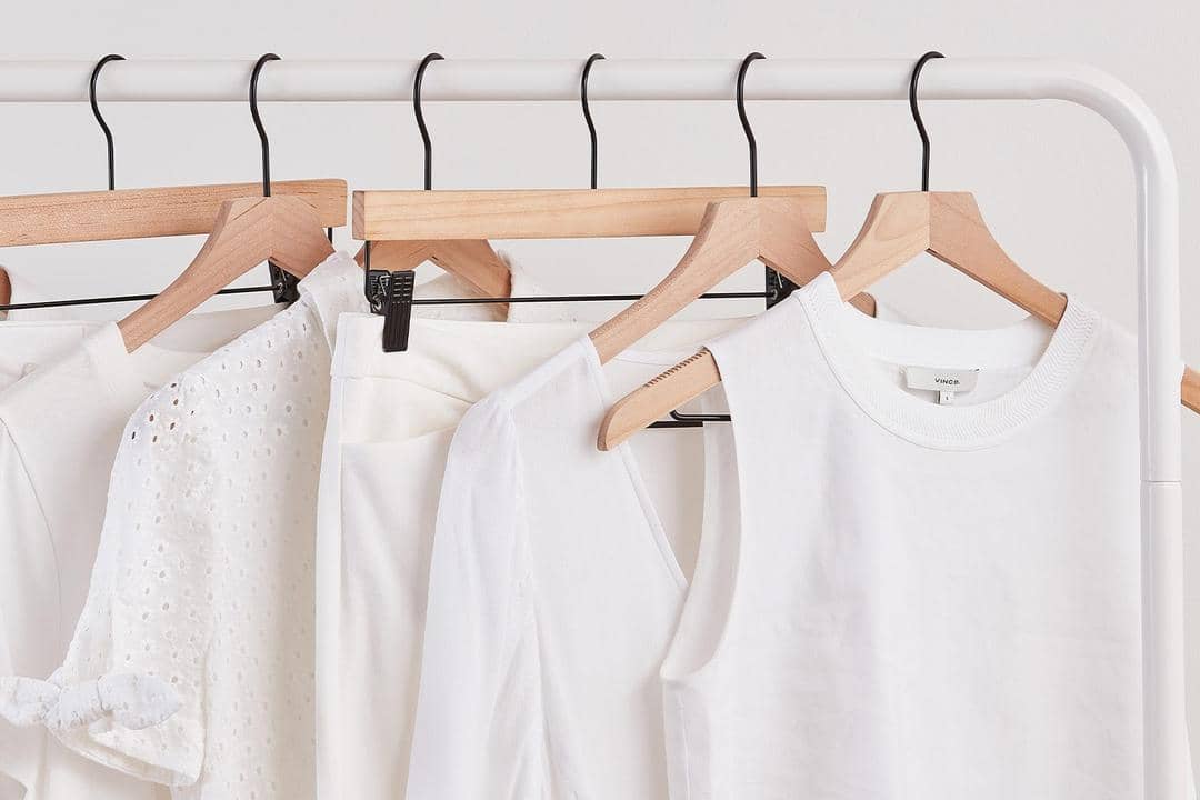 1. Menambahkan cuka saat proses mencuci akan membuat baju putih tampak semakin bersih. Cukup rendam baju dalam larutan cuka, lemon dan air lalu bilas hingga bersih., 2. Baking soda diyakini juga dapat membuat baju menguning jadi kembali putih lho. Nggak hanya bersih, baking soda juga mampu menjadi pewangi alami untuk pakaian., 3. Merendam baju dengan air dan perasan jeruk lemon bisa jadi cara lain membuat baju menguning kembali bersih., 4. Ingin pakai detergen, sebaiknya gunakan detergen alami yang memiliki kandungan tidak sekeras deterjen kimia., 5. Terdapat sinar ultraviolet yang mampu memecahkan ikatan kimia dalam noda membuat sinar matahari jadi pemutih alami yang terbaik. Cukup gantung pakaian di tali jemuran dan matahari akan mengerikan pakaianmu.