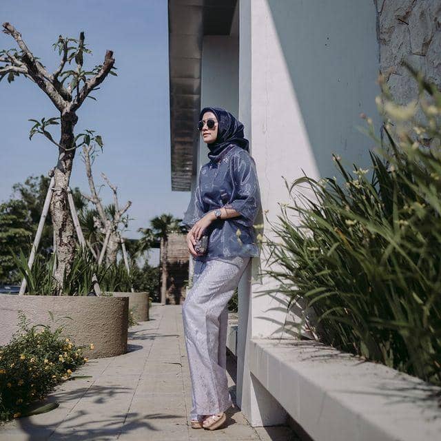 instagram.com/megaiskanti, 1. Baju bodo berbahan organza dan celana, 2. Baju bodo lengan pendek dan celana satin lapis kain tile, 3. Baju bodo dan kain etnik, 4. Baju bodo dan kain lilit bermotif tumpal, 5. Baju bodo dan celana kulot putih