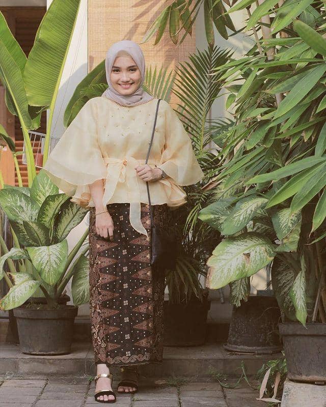 instagram.com/wdrningrum, 1. Baju bodo berbahan organza dan celana, 2. Baju bodo lengan pendek dan celana satin lapis kain tile, 3. Baju bodo dan kain etnik, 4. Baju bodo dan kain lilit bermotif tumpal, 5. Baju bodo dan celana kulot putih