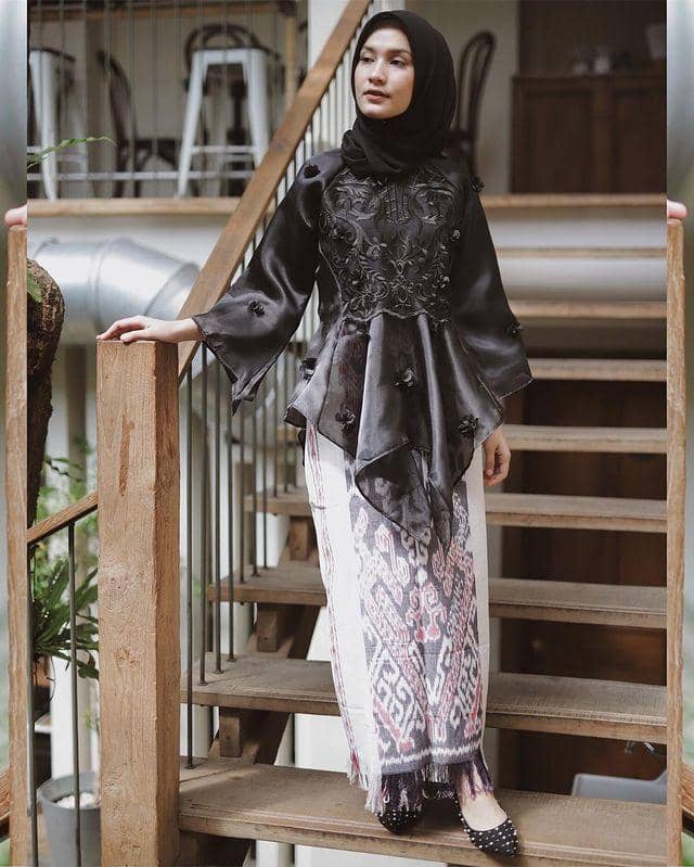 instagram.com/dwihandaanda, 1. Baju bodo berbahan organza dan celana, 2. Baju bodo lengan pendek dan celana satin lapis kain tile, 3. Baju bodo dan kain etnik, 4. Baju bodo dan kain lilit bermotif tumpal, 5. Baju bodo dan celana kulot putih