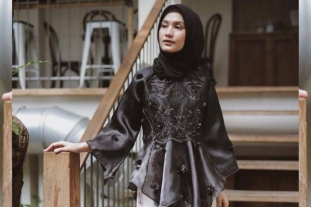 instagram.com/dwihandaanda, 1. Baju bodo berbahan organza dan celana, 2. Baju bodo lengan pendek dan celana satin lapis kain tile, 3. Baju bodo dan kain etnik, 4. Baju bodo dan kain lilit bermotif tumpal, 5. Baju bodo dan celana kulot putih