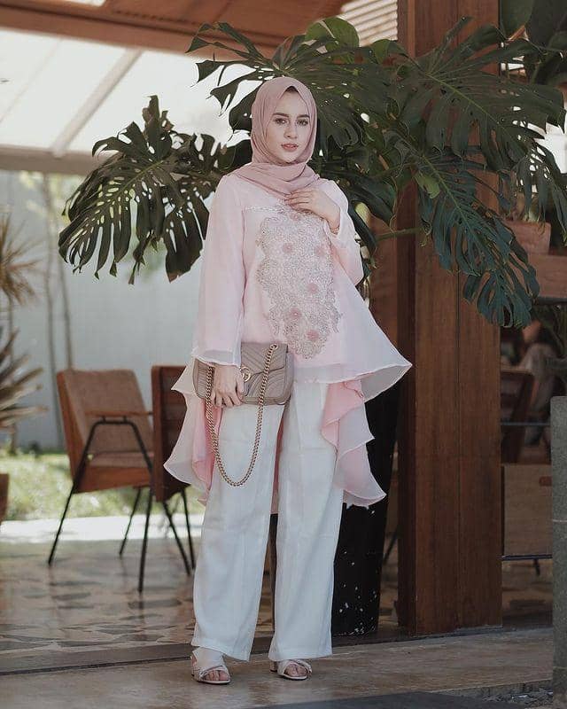 instagram.com/aghniapunjabi, 1. Baju bodo berbahan organza dan celana, 2. Baju bodo lengan pendek dan celana satin lapis kain tile, 3. Baju bodo dan kain etnik, 4. Baju bodo dan kain lilit bermotif tumpal, 5. Baju bodo dan celana kulot putih