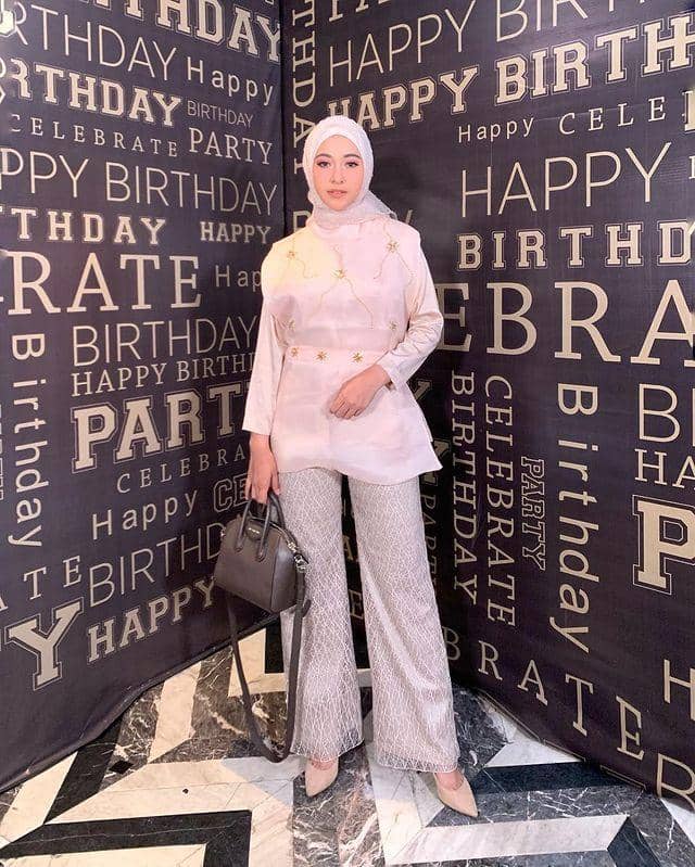 instagram.com/poppybungariphat, 1. Baju bodo berbahan organza dan celana, 2. Baju bodo lengan pendek dan celana satin lapis kain tile, 3. Baju bodo dan kain etnik, 4. Baju bodo dan kain lilit bermotif tumpal, 5. Baju bodo dan celana kulot putih