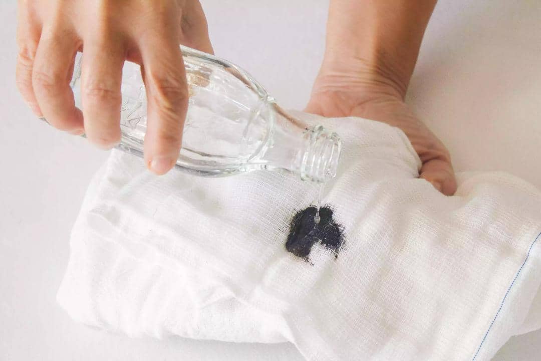 1. Sebelum dicuci, tuangkan sedikit detergen pada bagian yang terkena noda tinta. Diamkan selama beberapa menit supaya detergen dapat bekerja memudarkan noda. Setelahnya lanjutkan proses pencucian seperti biasa., 2. Garam juga bisa kamu gunakan untuk bersihkan noda tinta, lho. Caranya dengan membasahi bagian yang terkena noda, lalu taburkan sedikit garam. Tunggu beberapa saat dan gosok sampai noda terlihat memudar., 3. Andalkan pembersih cat kuku atau aseton. Noda tinta dapat dibersihkan dengan meneteskan sedikit aseton pada bagian noda. Diamkan selama 30 menit dan lanjutkan proses pencucian seperti biasa., 4. Selain aseton, coba pakai cuka putih. Caranya mudah kok. Cukup tuangkan cuka putih ke bagian yang terkena noda, kemudian tunggu selama 10 menit. Setelahnya, tuangkan sabun cuci piring dan gosok bagian noda hingga terlihat semakin menghilang., 5. Kamu juga bisa manfaatkan susu untuk bersihkan noda tinta pada pakaian putih. Gunakan susu non-sugar dan tuangkan dalam wadah. Rendam pakaian yang terkena noda, lalu diamkan semalaman. Selamat mencoba!