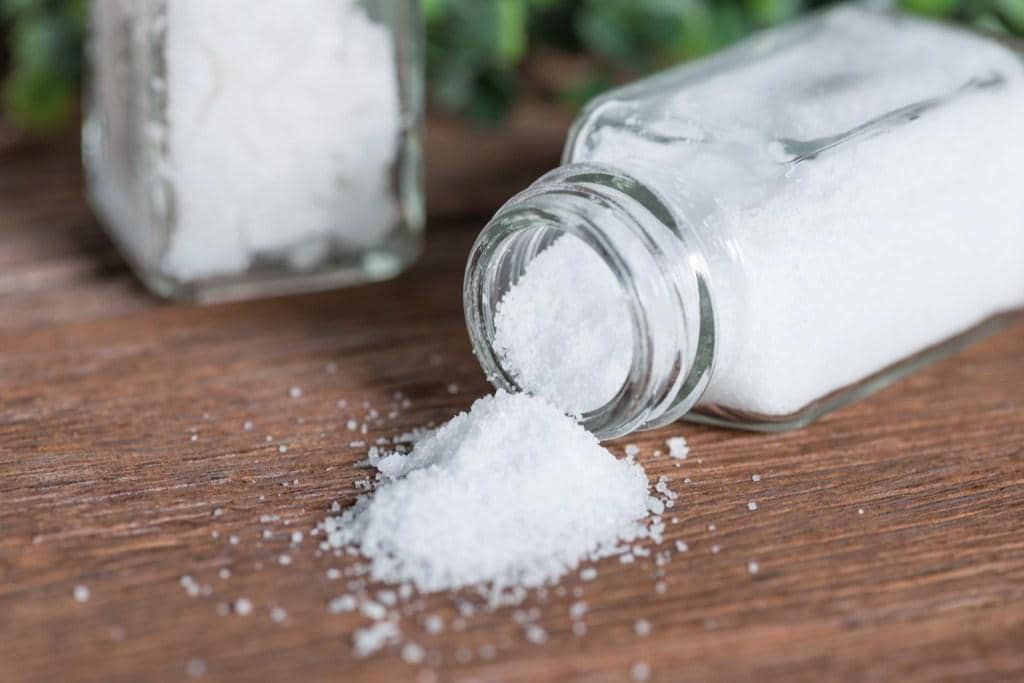 1. Sebelum dicuci, tuangkan sedikit detergen pada bagian yang terkena noda tinta. Diamkan selama beberapa menit supaya detergen dapat bekerja memudarkan noda. Setelahnya lanjutkan proses pencucian seperti biasa., 2. Garam juga bisa kamu gunakan untuk bersihkan noda tinta, lho. Caranya dengan membasahi bagian yang terkena noda, lalu taburkan sedikit garam. Tunggu beberapa saat dan gosok sampai noda terlihat memudar., 3. Andalkan pembersih cat kuku atau aseton. Noda tinta dapat dibersihkan dengan meneteskan sedikit aseton pada bagian noda. Diamkan selama 30 menit dan lanjutkan proses pencucian seperti biasa., 4. Selain aseton, coba pakai cuka putih. Caranya mudah kok. Cukup tuangkan cuka putih ke bagian yang terkena noda, kemudian tunggu selama 10 menit. Setelahnya, tuangkan sabun cuci piring dan gosok bagian noda hingga terlihat semakin menghilang., 5. Kamu juga bisa manfaatkan susu untuk bersihkan noda tinta pada pakaian putih. Gunakan susu non-sugar dan tuangkan dalam wadah. Rendam pakaian yang terkena noda, lalu diamkan semalaman. Selamat mencoba!