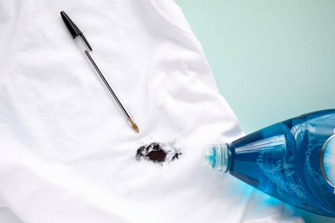 1. Sebelum dicuci, tuangkan sedikit detergen pada bagian yang terkena noda tinta. Diamkan selama beberapa menit supaya detergen dapat bekerja memudarkan noda. Setelahnya lanjutkan proses pencucian seperti biasa., 2. Garam juga bisa kamu gunakan untuk bersihkan noda tinta, lho. Caranya dengan membasahi bagian yang terkena noda, lalu taburkan sedikit garam. Tunggu beberapa saat dan gosok sampai noda terlihat memudar., 3. Andalkan pembersih cat kuku atau aseton. Noda tinta dapat dibersihkan dengan meneteskan sedikit aseton pada bagian noda. Diamkan selama 30 menit dan lanjutkan proses pencucian seperti biasa., 4. Selain aseton, coba pakai cuka putih. Caranya mudah kok. Cukup tuangkan cuka putih ke bagian yang terkena noda, kemudian tunggu selama 10 menit. Setelahnya, tuangkan sabun cuci piring dan gosok bagian noda hingga terlihat semakin menghilang., 5. Kamu juga bisa manfaatkan susu untuk bersihkan noda tinta pada pakaian putih. Gunakan susu non-sugar dan tuangkan dalam wadah. Rendam pakaian yang terkena noda, lalu diamkan semalaman. Selamat mencoba!
