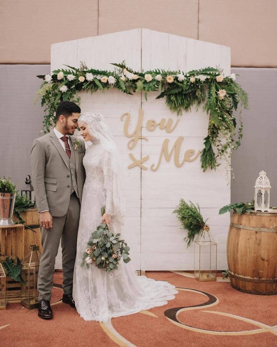 instagram.com/dwihandaanda, 1. Tampil manis dengan kebaya khas Sunda yang sederhana. Lengkap dengan siger atau mahkota pernikahan khas adat Sunda., 2. Dress putih model brokat yang simpel bisa jadi pilihan untuk kamu yang anti ribet. Supaya lebih spesial, tambahkan aksesori di atas kepala dengan veil yang anggun., 3. Jangan ragu coba pakai kebaya model off-shoulder di hari pernikahan. Detail pearl pada kebaya dijamin membuat penampilan jadi lebih maksimal., 4. Bergaya a la putri keraton Yogyakarta dengan kebaya adat Jawa yang anggun. Andalkan kebaya klasik model kutubaru dengan aksen bordir yang menutupi bagian pundak., 5. Lace dress dengan dasar warna putih memang tidak pernah gagal untuk baju akad nikah yang elegan. Makin sempurna dengan hiasan kepala berupa tudung pernikahan yang seragam dengan bahan gaun.