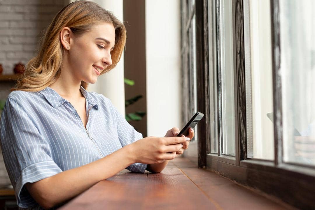 1. Catat hasil timbangan berat badan. Waktu yang paling tepat untuk menimbang berat badan ialah di pagi hari. Pastikan kamu tidak menggunakan pakaian yang berat seperti jeans saat menggunakan timbangan., 2. Ketahui tinggi badan menggunakan pita meteran atau alat pengukur tinggi badan. Posisikan tubuh secara tegap lurus dan tidak membungkuk. Selain itu, pandangan juga harus lurus ke depan supaya pengukuran tinggi badan jadi lebih tepat., 3. Bandingkan hasil pengukuran tinggi dan berat badan dengan tabel ukuran pakaian. Perhatikan dengan baik untuk menentukan detail ukuran baju yang tepat mulai dari XS hingga XXL., 4. Selain membandingkan dengan tabel ukuran pakaian, kamu juga bisa melihat ulasan dari pembeli lainnya. Biasanya beberapa pembeli akan memberikan informasi tinggi dan berat badan mereka serta ukuran apa yang paling tepat untuk toko pakaian tersebut., 5. Jika masih ragu, andalkan pita meteran untuk mengukur badan. Mulai dari lebar pinggang, lebar panggul, lingkar dada, dan ukuran lainnya bisa kamu dapatkan dengan tepat menggunakan pita meteran.