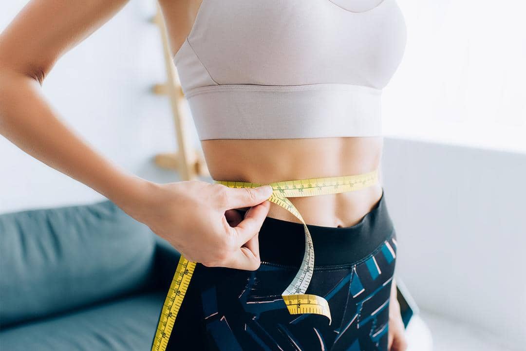 1. Catat hasil timbangan berat badan. Waktu yang paling tepat untuk menimbang berat badan ialah di pagi hari. Pastikan kamu tidak menggunakan pakaian yang berat seperti jeans saat menggunakan timbangan., 2. Ketahui tinggi badan menggunakan pita meteran atau alat pengukur tinggi badan. Posisikan tubuh secara tegap lurus dan tidak membungkuk. Selain itu, pandangan juga harus lurus ke depan supaya pengukuran tinggi badan jadi lebih tepat., 3. Bandingkan hasil pengukuran tinggi dan berat badan dengan tabel ukuran pakaian. Perhatikan dengan baik untuk menentukan detail ukuran baju yang tepat mulai dari XS hingga XXL., 4. Selain membandingkan dengan tabel ukuran pakaian, kamu juga bisa melihat ulasan dari pembeli lainnya. Biasanya beberapa pembeli akan memberikan informasi tinggi dan berat badan mereka serta ukuran apa yang paling tepat untuk toko pakaian tersebut., 5. Jika masih ragu, andalkan pita meteran untuk mengukur badan. Mulai dari lebar pinggang, lebar panggul, lingkar dada, dan ukuran lainnya bisa kamu dapatkan dengan tepat menggunakan pita meteran.