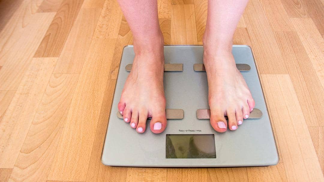 1. Catat hasil timbangan berat badan. Waktu yang paling tepat untuk menimbang berat badan ialah di pagi hari. Pastikan kamu tidak menggunakan pakaian yang berat seperti jeans saat menggunakan timbangan., 2. Ketahui tinggi badan menggunakan pita meteran atau alat pengukur tinggi badan. Posisikan tubuh secara tegap lurus dan tidak membungkuk. Selain itu, pandangan juga harus lurus ke depan supaya pengukuran tinggi badan jadi lebih tepat., 3. Bandingkan hasil pengukuran tinggi dan berat badan dengan tabel ukuran pakaian. Perhatikan dengan baik untuk menentukan detail ukuran baju yang tepat mulai dari XS hingga XXL., 4. Selain membandingkan dengan tabel ukuran pakaian, kamu juga bisa melihat ulasan dari pembeli lainnya. Biasanya beberapa pembeli akan memberikan informasi tinggi dan berat badan mereka serta ukuran apa yang paling tepat untuk toko pakaian tersebut., 5. Jika masih ragu, andalkan pita meteran untuk mengukur badan. Mulai dari lebar pinggang, lebar panggul, lingkar dada, dan ukuran lainnya bisa kamu dapatkan dengan tepat menggunakan pita meteran.