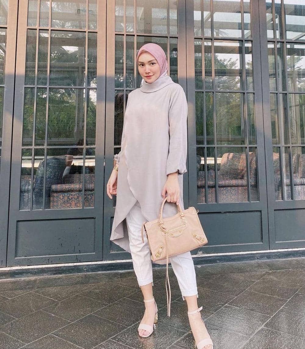 instagram.com/melodyprima, 1. Gaya kasual dijamin lebih modis pakai baju tunik berbahan denim. Pasangkan dengan kulot dan mesh bag yang kekinian., 2. OOTD hangout yang elegan, coba kenakan baju tunik model turtleneck. Supaya lebih maksimal, lengkapi dengan celana putih dan ankle-strap heels berwarna senada., 3. Outfit hijab yang lebih seru pakai slit tunic bermotif. Padu-padankan dengan bawahan netral dan sandals yang nyaman., 4. Saatnya upgrade gayamu pakai asymmetrical tunic yang fashionable. Cukup pasangkan dengan celana jeans dan sling bag andalan., 5. Tampil anggun dengan baju tunik model tulle yang manis. Pilih celana putih dan transparent heels sebagai pelengkap, cocok dipakai untuk hadiri pesta pernikahan.