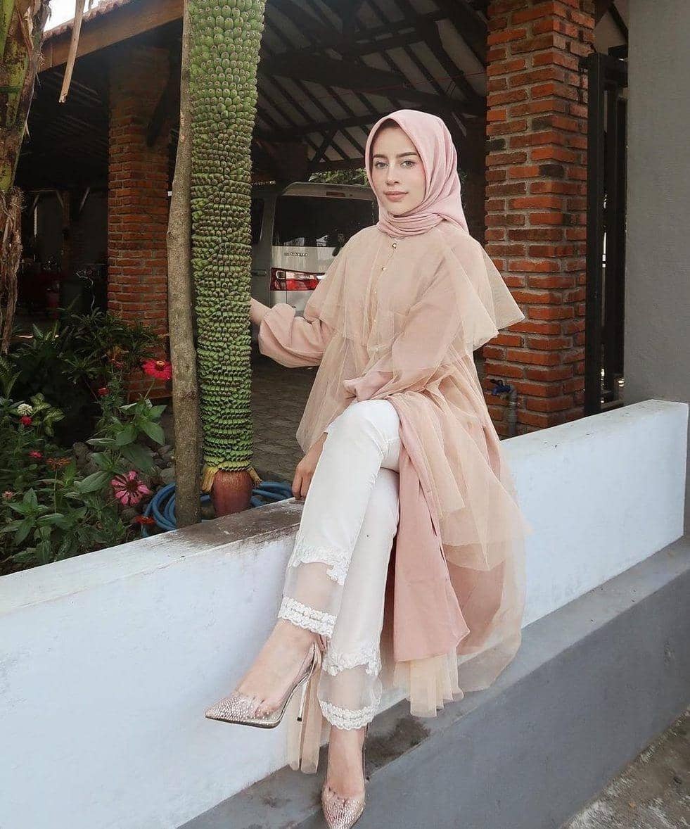 instagram.com/aghniapunjabi, 1. Gaya kasual dijamin lebih modis pakai baju tunik berbahan denim. Pasangkan dengan kulot dan mesh bag yang kekinian., 2. OOTD hangout yang elegan, coba kenakan baju tunik model turtleneck. Supaya lebih maksimal, lengkapi dengan celana putih dan ankle-strap heels berwarna senada., 3. Outfit hijab yang lebih seru pakai slit tunic bermotif. Padu-padankan dengan bawahan netral dan sandals yang nyaman., 4. Saatnya upgrade gayamu pakai asymmetrical tunic yang fashionable. Cukup pasangkan dengan celana jeans dan sling bag andalan., 5. Tampil anggun dengan baju tunik model tulle yang manis. Pilih celana putih dan transparent heels sebagai pelengkap, cocok dipakai untuk hadiri pesta pernikahan.