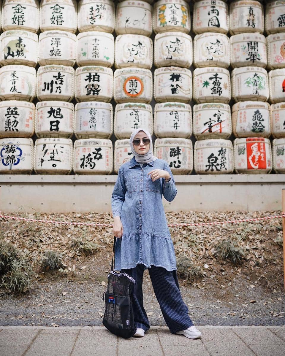 instagram.com/helminursifah, 1. Gaya kasual dijamin lebih modis pakai baju tunik berbahan denim. Pasangkan dengan kulot dan mesh bag yang kekinian., 2. OOTD hangout yang elegan, coba kenakan baju tunik model turtleneck. Supaya lebih maksimal, lengkapi dengan celana putih dan ankle-strap heels berwarna senada., 3. Outfit hijab yang lebih seru pakai slit tunic bermotif. Padu-padankan dengan bawahan netral dan sandals yang nyaman., 4. Saatnya upgrade gayamu pakai asymmetrical tunic yang fashionable. Cukup pasangkan dengan celana jeans dan sling bag andalan., 5. Tampil anggun dengan baju tunik model tulle yang manis. Pilih celana putih dan transparent heels sebagai pelengkap, cocok dipakai untuk hadiri pesta pernikahan.