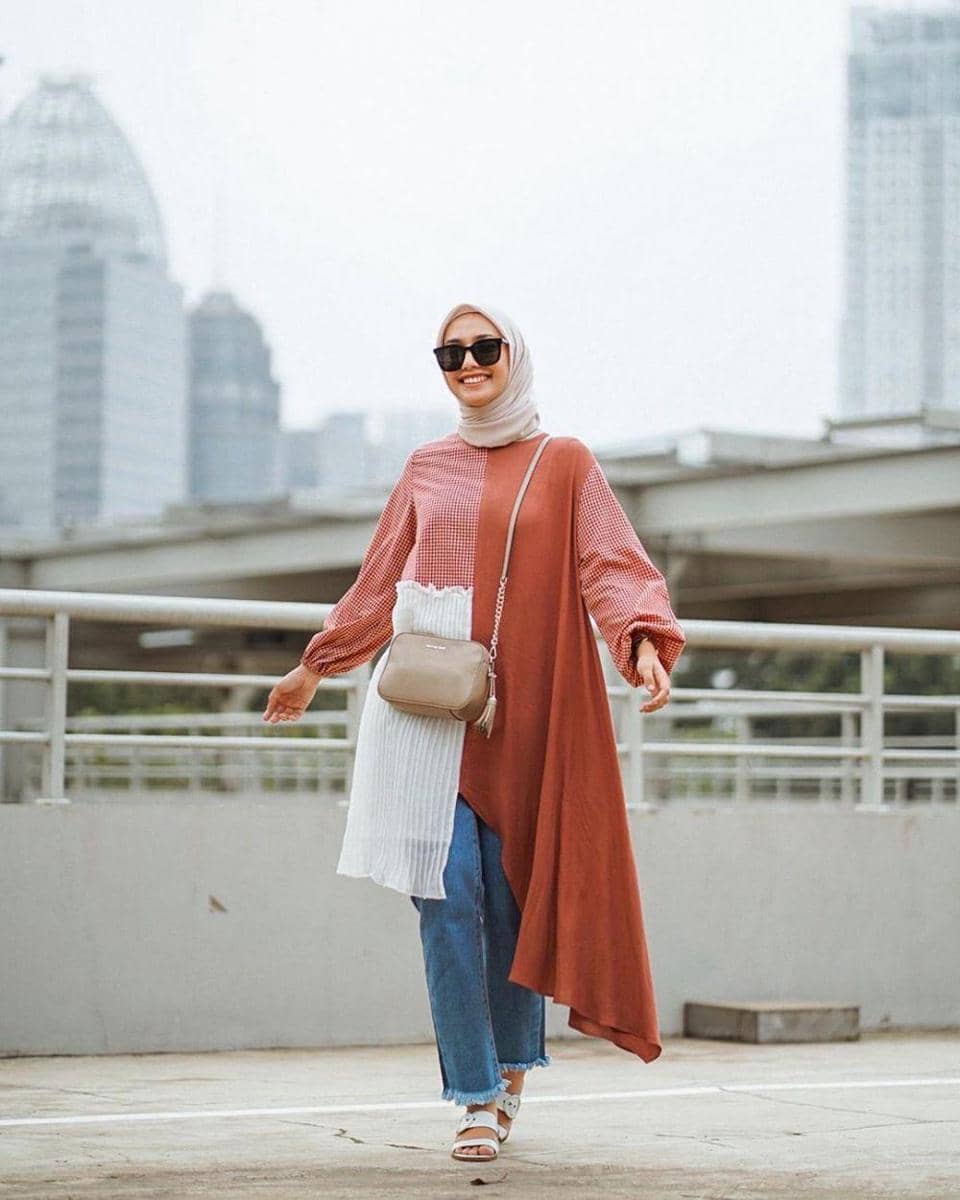 instagram.com/megaiskanti, 1. Gaya kasual dijamin lebih modis pakai baju tunik berbahan denim. Pasangkan dengan kulot dan mesh bag yang kekinian., 2. OOTD hangout yang elegan, coba kenakan baju tunik model turtleneck. Supaya lebih maksimal, lengkapi dengan celana putih dan ankle-strap heels berwarna senada., 3. Outfit hijab yang lebih seru pakai slit tunic bermotif. Padu-padankan dengan bawahan netral dan sandals yang nyaman., 4. Saatnya upgrade gayamu pakai asymmetrical tunic yang fashionable. Cukup pasangkan dengan celana jeans dan sling bag andalan., 5. Tampil anggun dengan baju tunik model tulle yang manis. Pilih celana putih dan transparent heels sebagai pelengkap, cocok dipakai untuk hadiri pesta pernikahan.