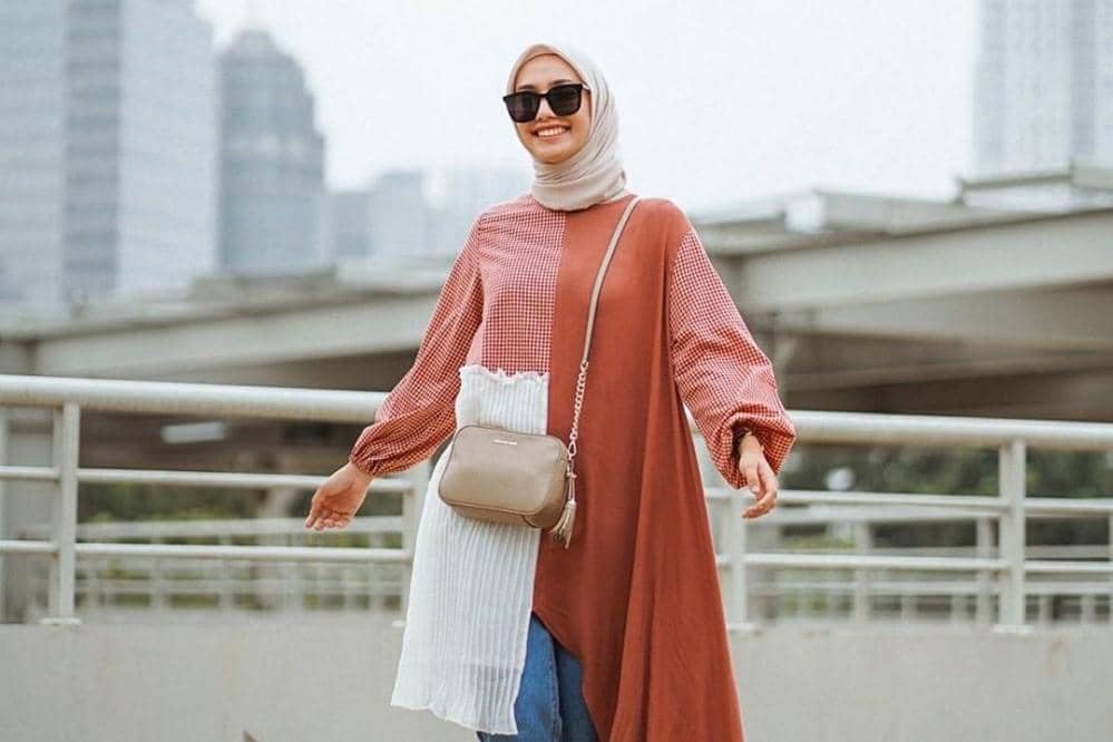 instagram.com/megaiskanti, 1. Gaya kasual dijamin lebih modis pakai baju tunik berbahan denim. Pasangkan dengan kulot dan mesh bag yang kekinian., 2. OOTD hangout yang elegan, coba kenakan baju tunik model turtleneck. Supaya lebih maksimal, lengkapi dengan celana putih dan ankle-strap heels berwarna senada., 3. Outfit hijab yang lebih seru pakai slit tunic bermotif. Padu-padankan dengan bawahan netral dan sandals yang nyaman., 4. Saatnya upgrade gayamu pakai asymmetrical tunic yang fashionable. Cukup pasangkan dengan celana jeans dan sling bag andalan., 5. Tampil anggun dengan baju tunik model tulle yang manis. Pilih celana putih dan transparent heels sebagai pelengkap, cocok dipakai untuk hadiri pesta pernikahan.