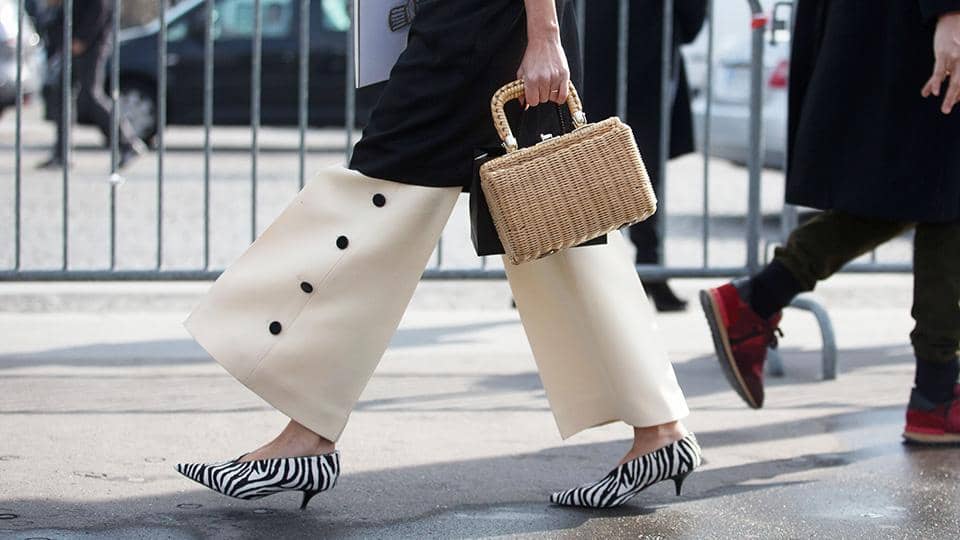 1. Ukuran hak yang pendek memang jadi ciri khas kitten heels. Diameter haknya pun cenderung ramping sehingga mirip hak stiletto heels dan biasanya dilengkapi dengan ankle strap., 2. Pada umumnya, kitten heels lebih banyak ditemui dengan model pointed atau lancip di bagian depannya. Inilah yang membuat kitten heels terkesan lebih klasik, membuat pemakainya tetap kelihatan jenjang meski pakai hak pendek., 3. Model sepatu kitten heels memang cocok dipakai untuk semua jenis kaki. Bentuk hak yang ramping akan membuat kaki kelihatan jenjang dan proporsional, sekalipun untuk betis yang berisi., 4. Kitten heels selalu bisa jadi andalan untuk berbagai occasion, sehingga kamu nggak perlu membawa cadangan sepatu. Modelnya yang klasik mudah dipadu-padankan baik untuk gaya kasual hingga formal., 5. Selain bikin penampilan jadi kelihatan elegan, kitten heels juga juara dalam tingkat kenyamanan. Nggak usah khawatir merasa pegal, haknya yang pendek tentu nggak akan membuat kaki cepat lelah dan sakit meski pakai heels seharian.